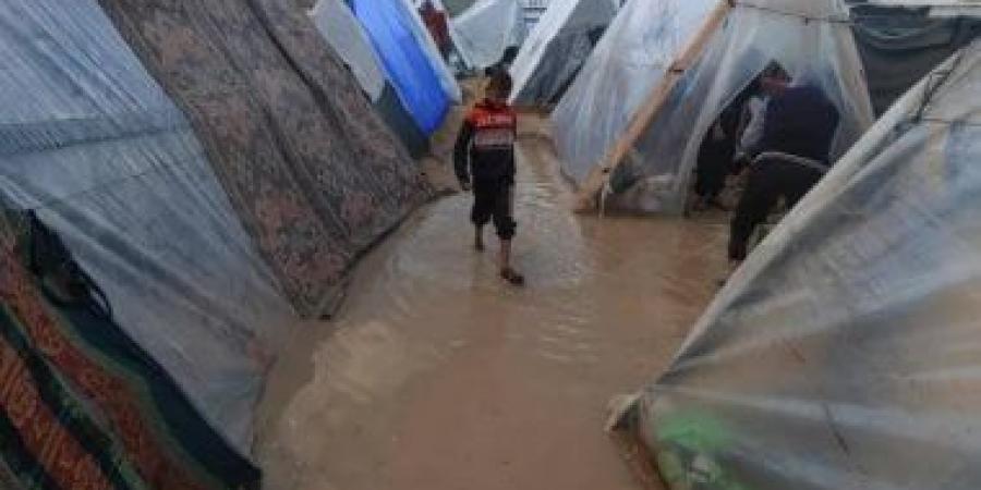 وفاة فلسطيني حرقا وطفلة فلسطينية نتيجة البرد في قطاع غزة