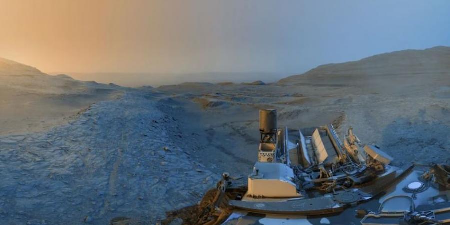 تحية من الكوكب الأحمر.. كيوريوسيتى تهدى العالم بطاقة أعياد فريدة من المريخ