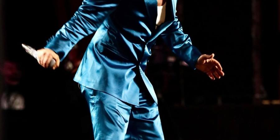 تحت شعار كامل العدد.. أحمد سعد يشعل حفل الشارقة