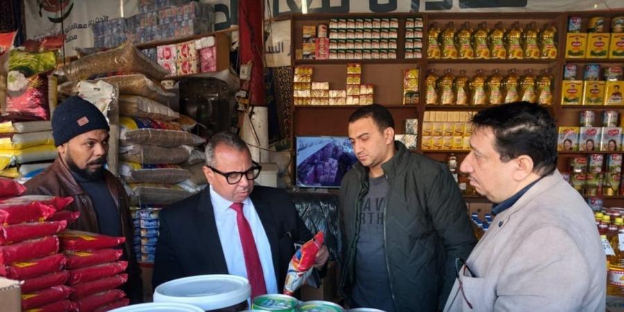 السكرتير العام المساعد لمحافظة سوهاج ورئيس مدينة طهطا في جولة تفقدية لمتابعة الأسواق