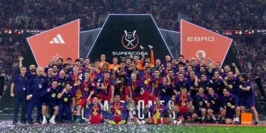 لابورتا شارك في الاحتفال.. مراسم تتويج برشلونة بكأس السوبر الإسباني (فيديو)