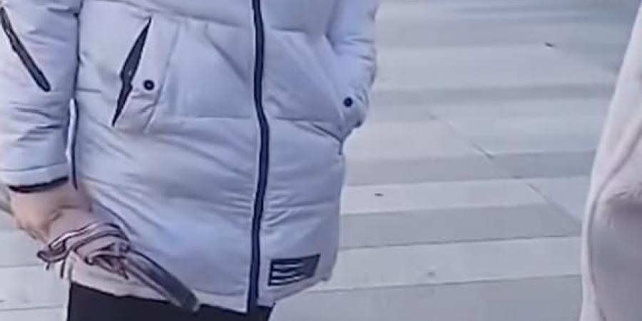 كتفها في كتفه.. زوجه سعد لمجرد تسانده في جلسة قضية الابتزاز بباريس| صور