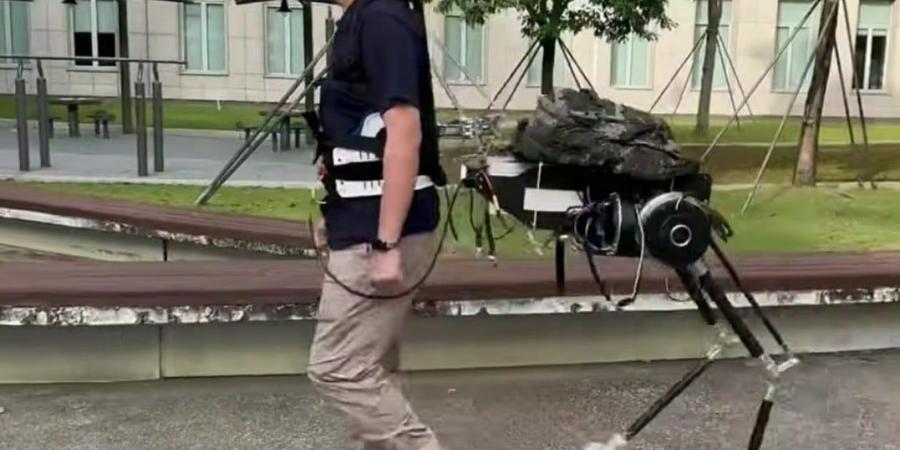 بدلة قوة غريبة تحول مرتديها إلى قنطور نصف بشرى ونصف آلى.. فيديو