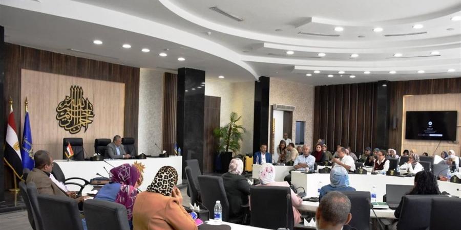 محافظ أسوان يكلف نائبه بترأس اجتماع استعراض جهود تطوير البنية التحتية بالمناطق الحضرية