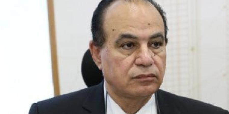 لمحة من سيرة أحمد مجاهد بعد اختياره مقرراً للجنة الشعر