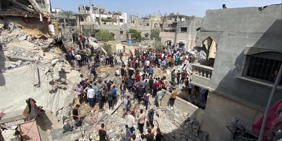 استشهاد مواطن وإصابة آخرين جراء غارة إسرائيلية وسط قطاع غزة