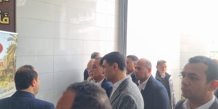 رئيس الوزراء يتفقد أحد مصانع تصنيع وتصدير التمور في المنطقة الاستثمارية ببنها