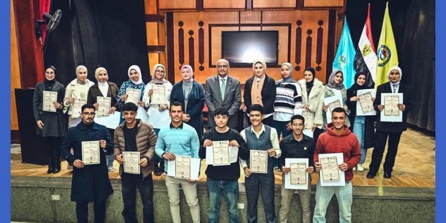 عميد "علوم الرياضة" بجامعة طنطا يُوزع شهادات دورة للإصابات الرياضية