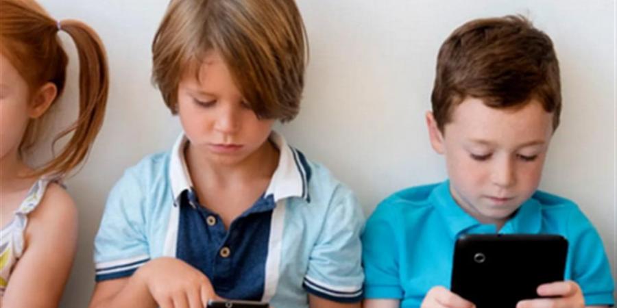 هل تسبب الشاشات التوحد؟.. الحقيقة العلمية وراء استخدام الأطفال للأجهزة الإلكترونية