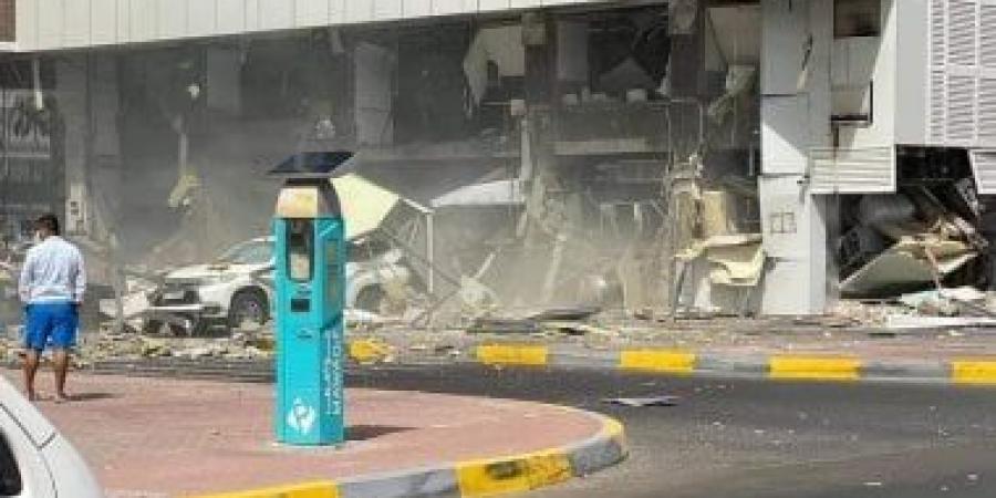 أبوظبى: نتعامل مع عدة حرائق بمصنع بروج للكيماويات إثر سقوط شظايا اعتراض ناجح