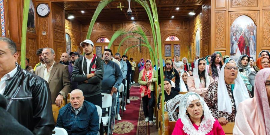 "تيجان وصلبان من السعف والزيّ الملوكي".. بهجة أحد الشعانين تزين كنيسة الأنبا بيشوي ببورسعيد