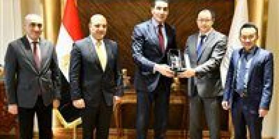 وزير الشباب والرياضة يبحث التعاون مع شركة تايشان للمعدات الرياضية
