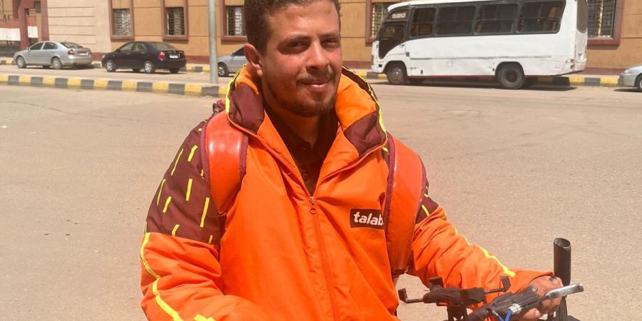 بين الألم والأمل .. شوقي يكتب قصة كفاح بعجلته في شوارع كفر الشيخ