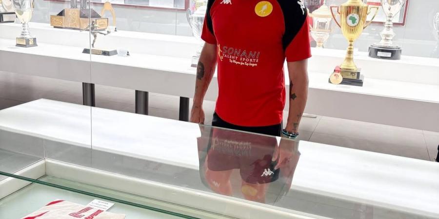 مارك فيش نجم منتخب جنوب إفريقيا يزو متحف نادي الزمالك بصحبة حازم إمام