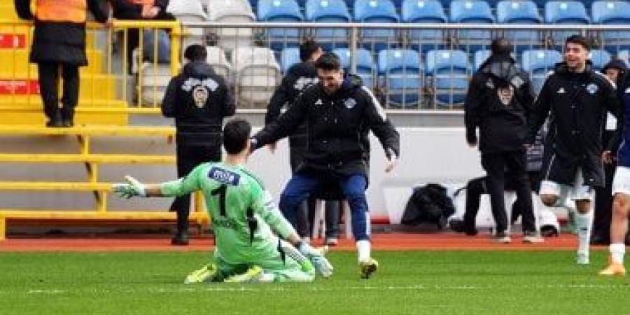 حارس مرمى يسجل هدفا من مسافة 75 مترا بالدوري التركي.. فيديو