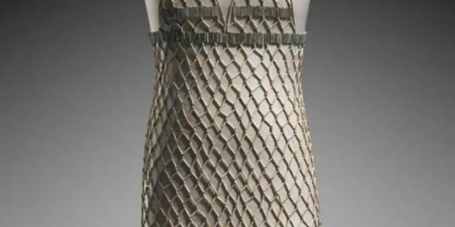 فستان جنائزى مصرى يعود تاريخه إلى 4500 عام.. شاهد