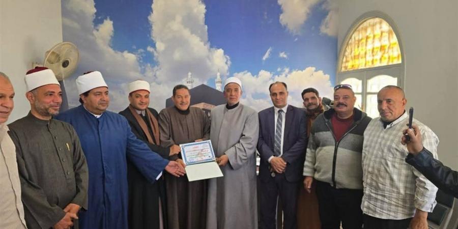 وكيل أوقاف الفيوم يكرّم حسن محمد علي لبلوغه سن المعاش