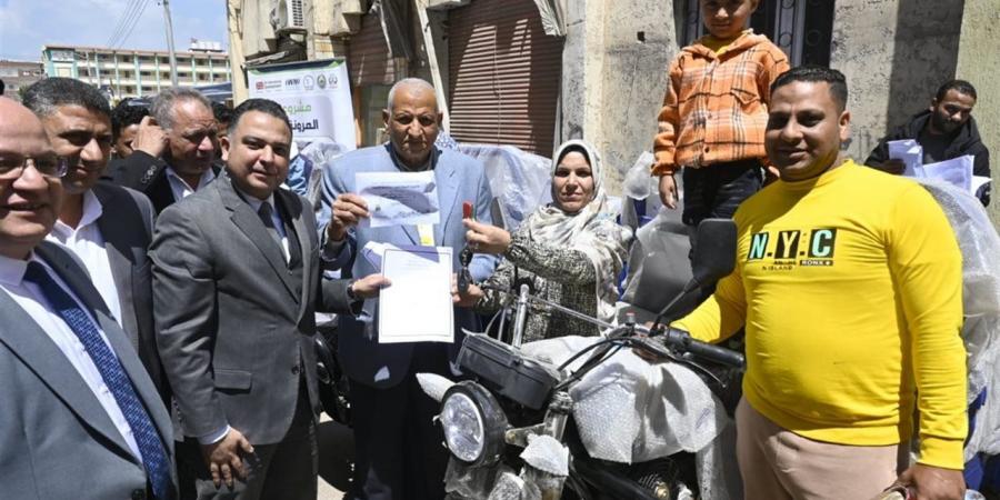 "البحيرة" تبدأ تسليم عقود التقنين لعدد من المواطنين وفقا للقانون 168