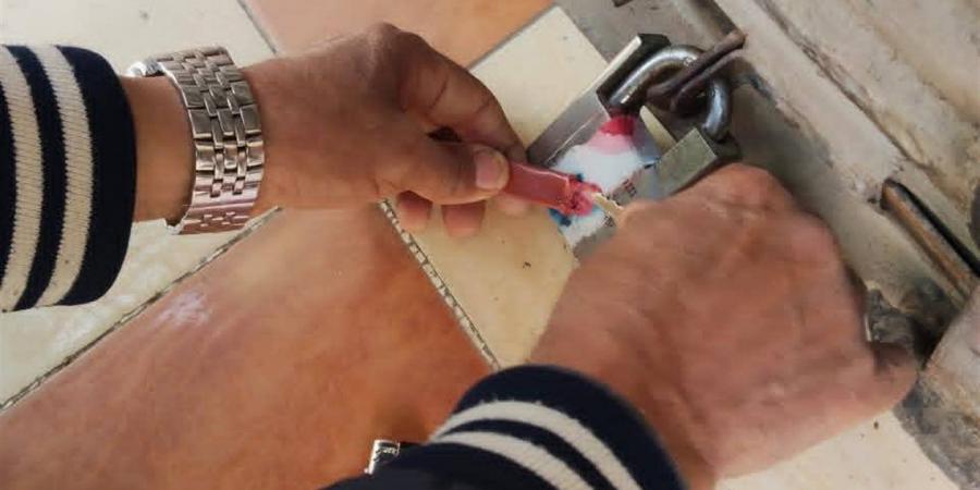 غلق وتشميع 10 منشآت تجارية غير مرخصة بكوم حمادة بالبحيرة