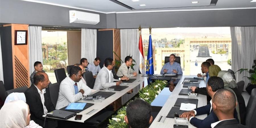 محافظ أسوان يؤكد على الدعم الكامل للشباب ورواد الأعمال