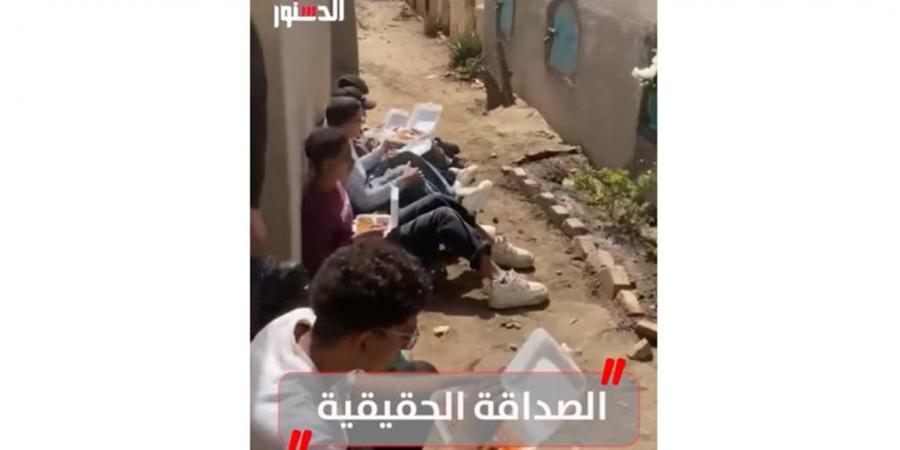 الأصدقاء الحقيقيون.. يزورون صديقهم المتوفى ويتصدقون بالطعام على روحه (فيديو)