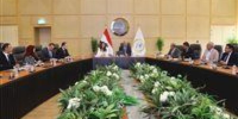 وزيرا النقل والإسكان يناقشان آلية تنظيم النقل في المجتمعات العمرانية الجديدة وربطه بوسائل النقل الجماعي المختلفة