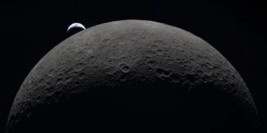 احتفالات بناسا بعد رصد رواد أرتميس 2 اصطدامات النيازك الدقيقة على القمر