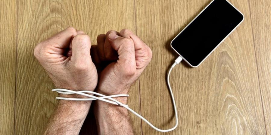 كيف تقلل إدمان الهاتف في 7 خطوات بسيطة وتحسن حياتك