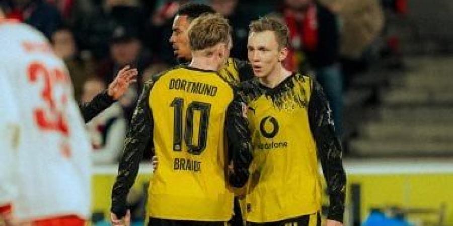 بوروسيا دورتموند يستضيف باير ليفركوزن في قمة الدوري الألماني