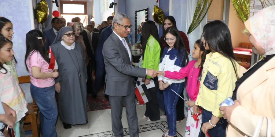 محافظ بني سويف يشارك أطفال دار "صديقات الكتاب المقدس" فرحتهم بعيد القيامة المجيد