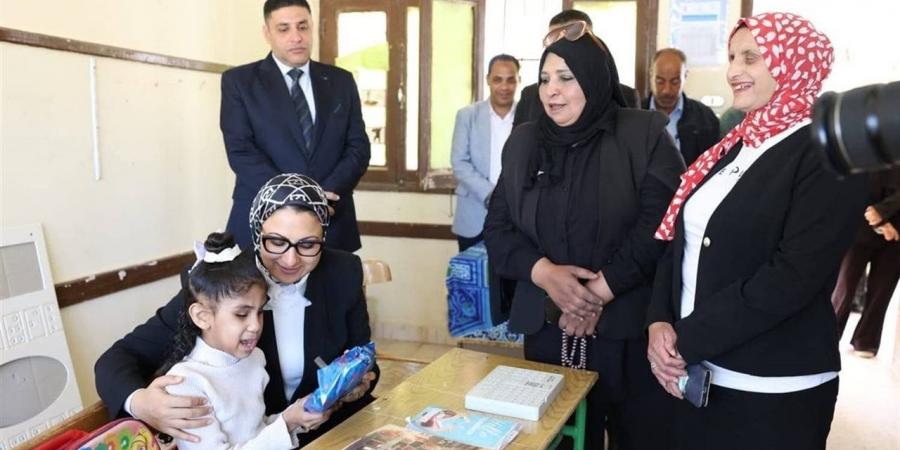 في زيارة مفاجئة.. محافظ الوادي الجديد تتفقد مدرسة الصم وضعاف السمع بالخارجة