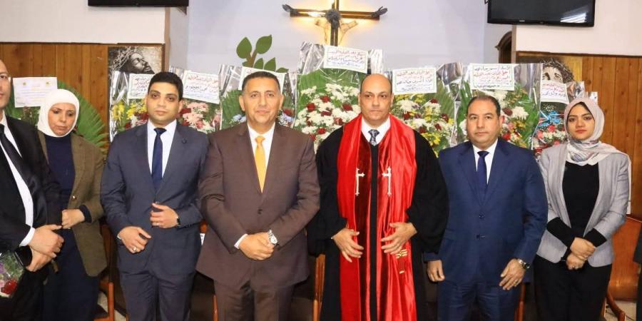 محافظ القليوبية ومدير الأمن يهنئان الكنيسة الإنجيلية ببنها بعيد القيامة المجيد