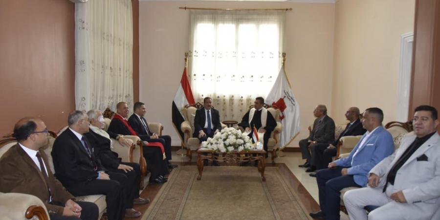 محافظ بورسعيد يشارك الأقباط احتفالات عيد القيامة بالكنيسة الإنجيلية ويؤكد: وحدة المصريين سر قوة الوطن