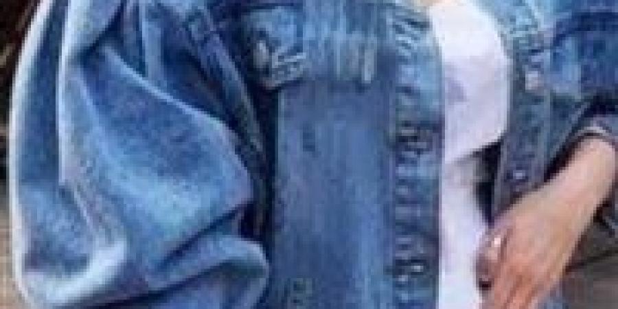 من قطعة بسيطة لأيقونة موضة.. 5 أفكار مبتكرة لتنسيق الجاكت الجينز في ربيع 2026