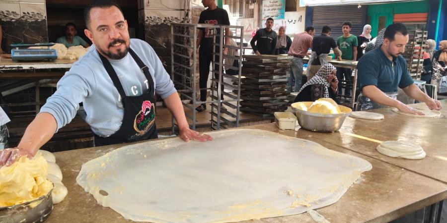 سر المذاق الخبرة .. «محمد» 32 عاماً من الإبداع في صناعة الفطائر بالشرقية