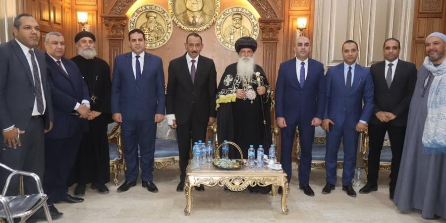 محافظ ومدير أمن سوهاج يختتمان الجولة بتهنئة الأخوة الأقباط بمطرانيات طهطا وطما