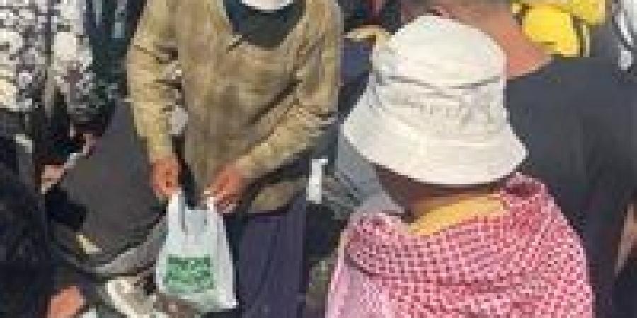 إقبال كثيف على شاطئ بورسعيد في شم النسيم.. وزيادة ملحوظة في شراء الأسماك من الصيادين