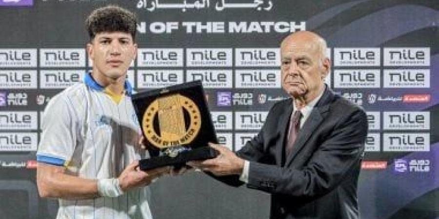 عبد الكريم مصطفى يحصد جائزة أفضل لاعب فى مباراة الإسماعيلى والكهرباء