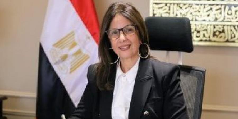 وزيرة الثقافة توافق على تجديد عرض 3 أعمال فنية من سمبوزيوم أسوان بالسويس