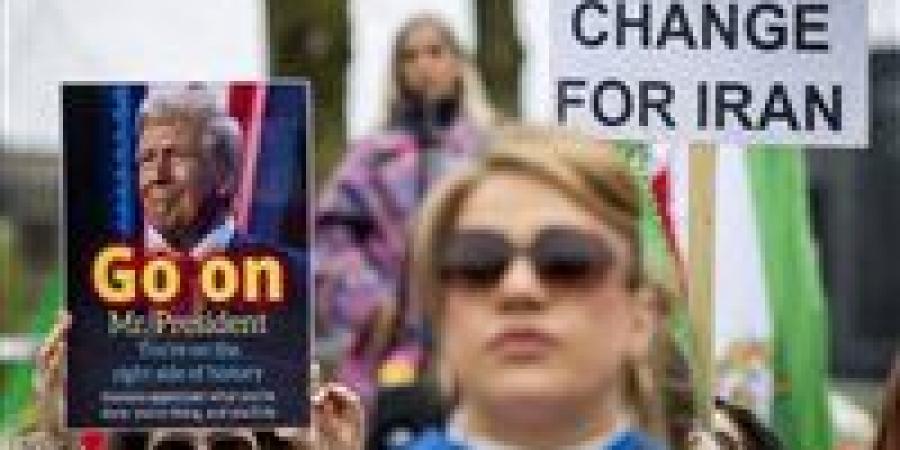 سلاح المصادرة والترهيب.. قمع الإيرانيين بالخارج يمتد إلى جيوبهم وعائلاتهم