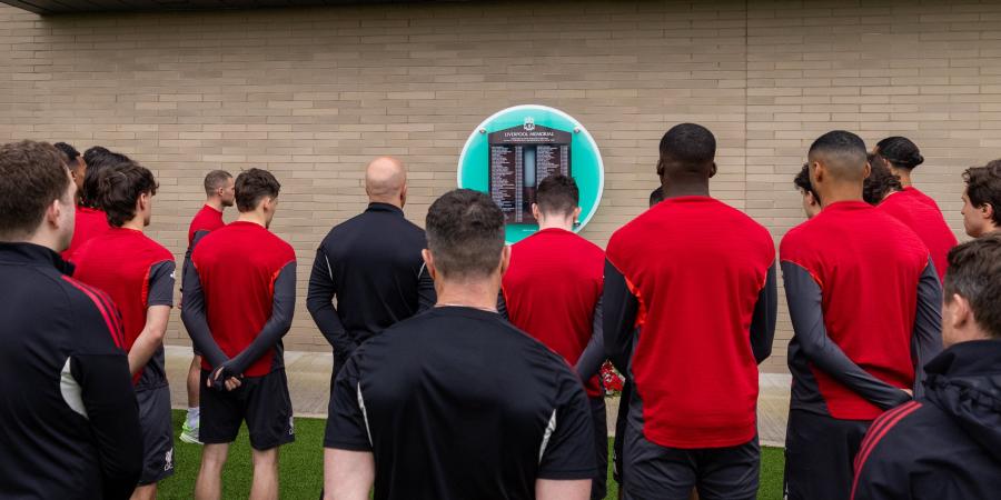 ليفربول يحيى ضحايا هيلزبره بحضور محمد صلاح.. صور