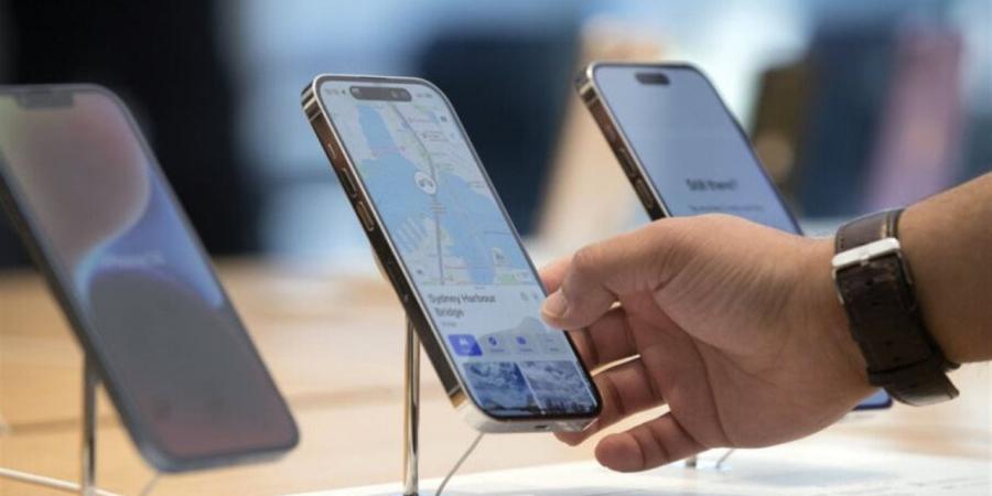 تحذيرات من الإفراط في استخدام الهواتف وتأثيرها على العين