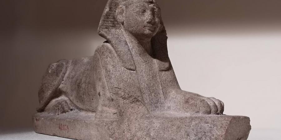 كنوز المتحف المصري.. أبو الهول المصنوع من حجر الثعبان