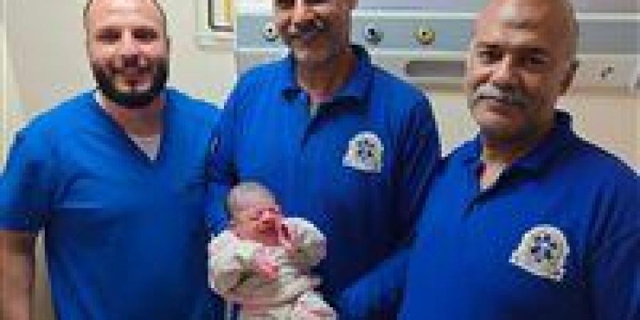 الإسعاف تنقذ أمًا ومولودها بعد ولادة مفاجئة داخل سيارة بالقنطرة شرق