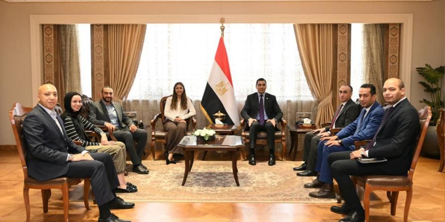 وزير الشباب يكرم هانيا الحمامي بطلة الجونة للاسكواش