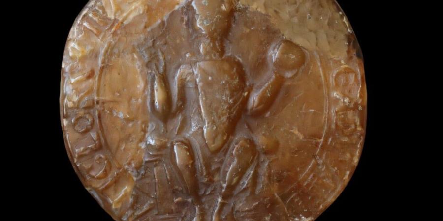 بعد 40 عاما.. العثور على ختم ملك إنجلترا إدوارد المعترف