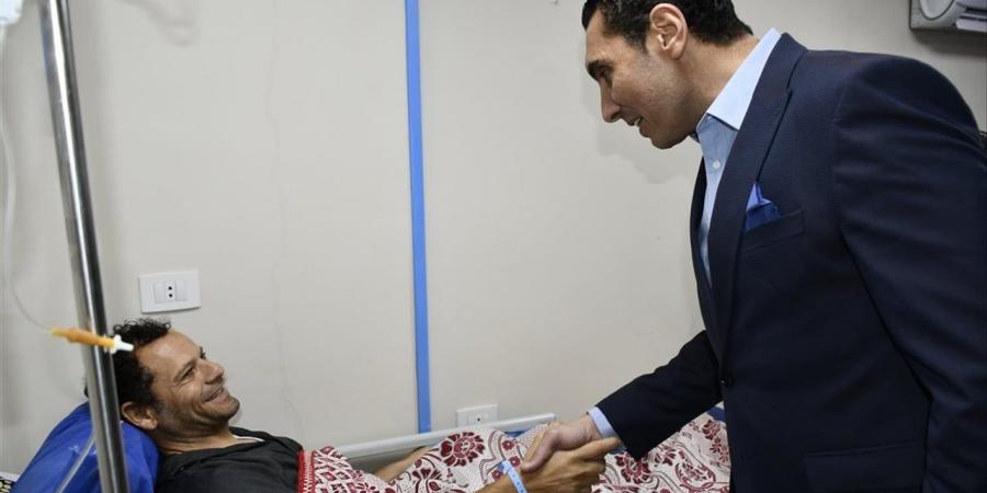 لفتة إنسانية.. وزير الرياضة يطمئن على أحد عاملي النظافة بنادي النادي بعد إصابته