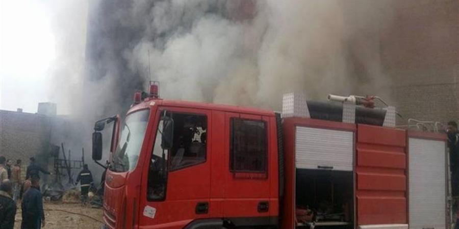 الدفع بـ 12 سيارة إطفاء للسيطرة على حريق 3 مصانع أخشاب وبلاستيك بالقليوبية