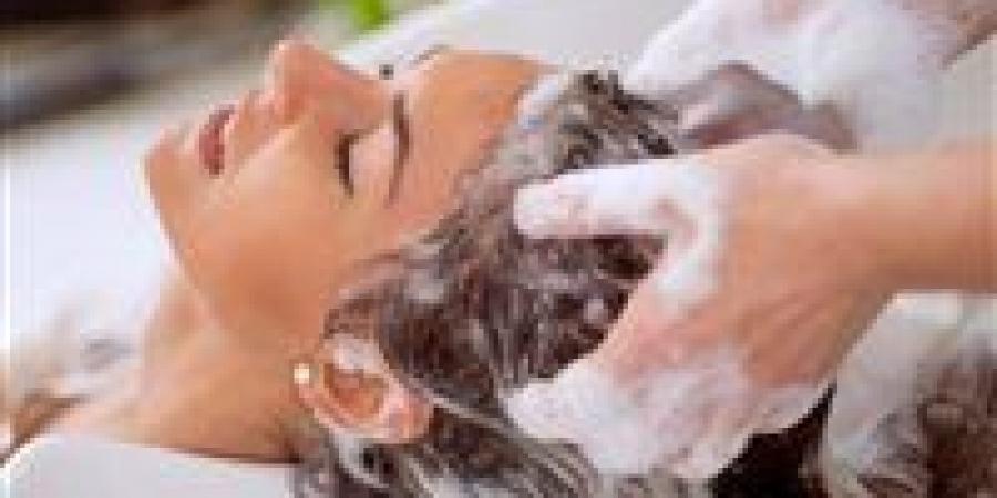 هل تغسلين شعرك يوميًا؟ بين الفوائد والاضرار… أطباء الجلدية يجيبون