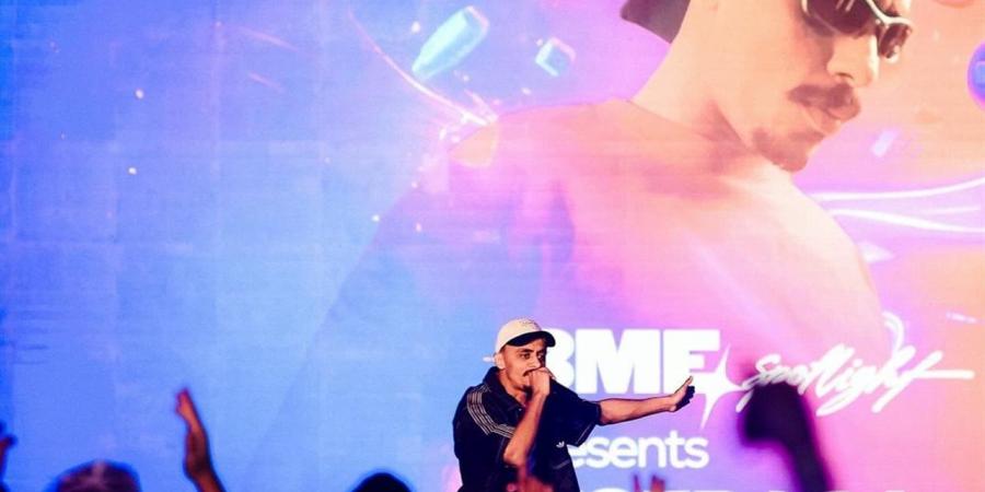 بعد تألقه في “بيبو”.. كزبرة يشعل المسرح في أول لقاء مع جمهوره (صور)